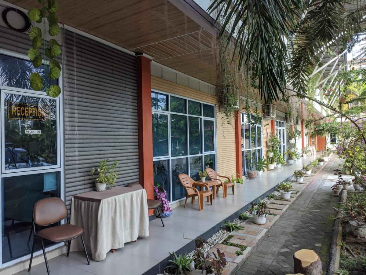 Oyo 1653 Fajar Residence Pekanbaru Exterior foto