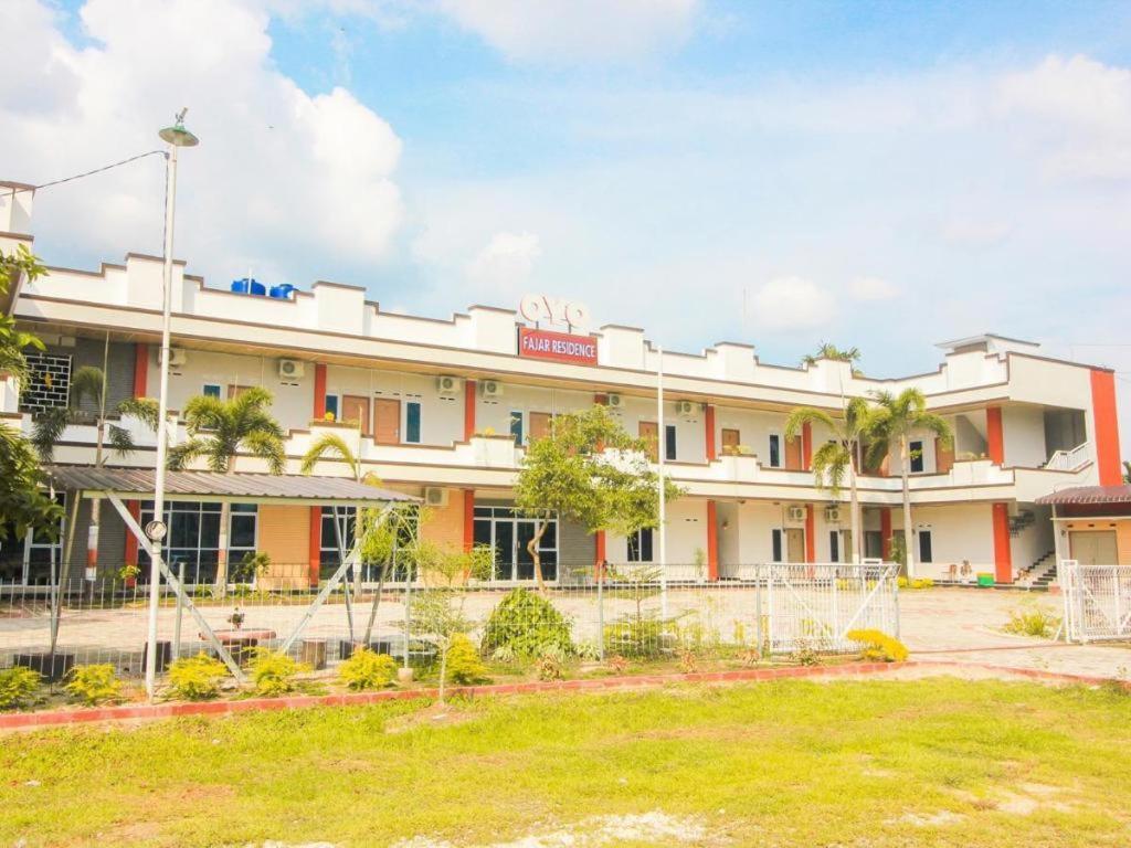 Oyo 1653 Fajar Residence Pekanbaru Exterior foto